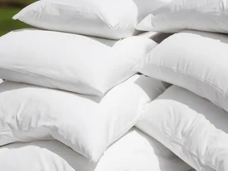 Montón de almohadas blancas